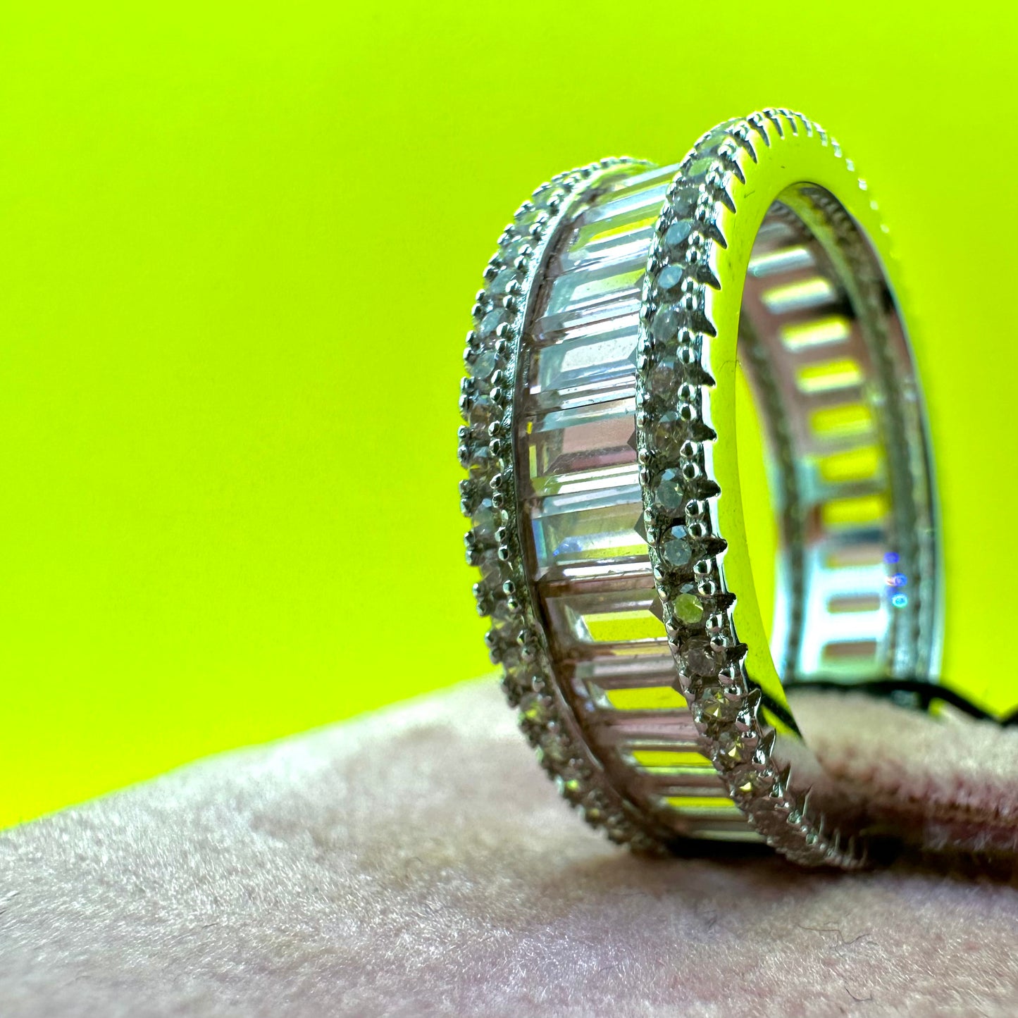Anello Almira Eternity Taglio Smeraldo Rosa